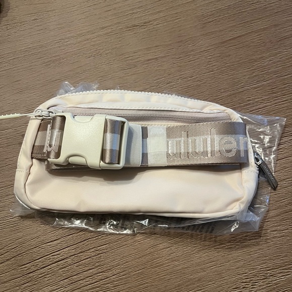 LOW START Lululemon Belt Bag (NWOT) - Picture 2 of 2